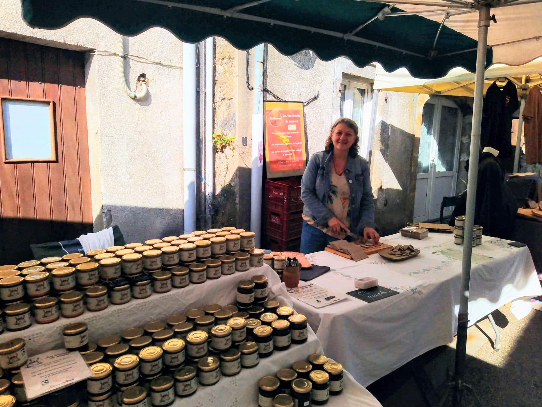 Sandrine sur son stand La Gourmande, derrière ses pots