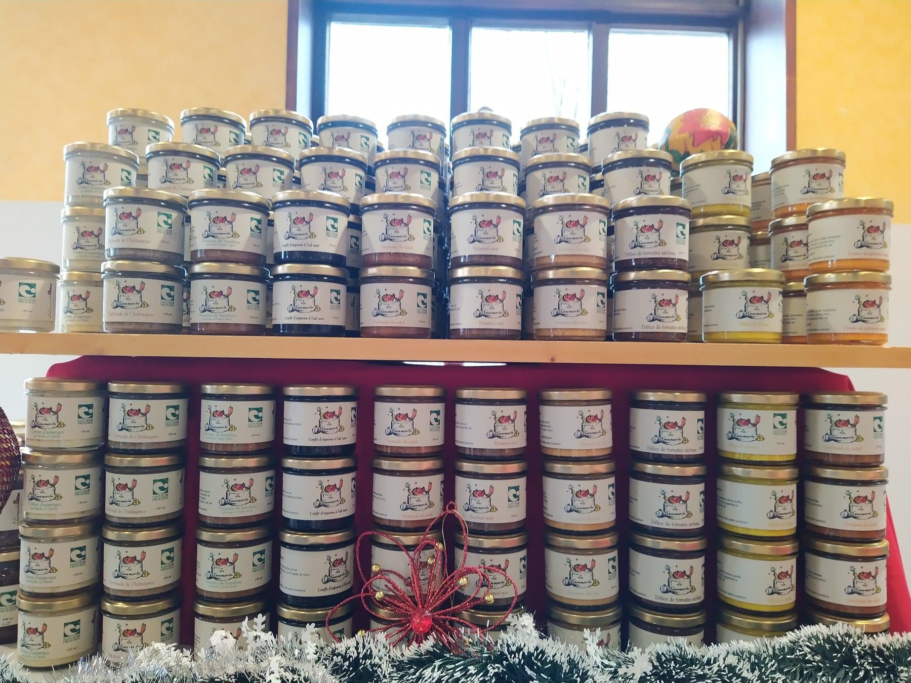 Pots de La Gourmande alignés sur une étagère